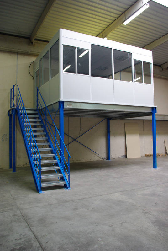 Exemple d'une mezzanine industrielle minimum libérant le RDC