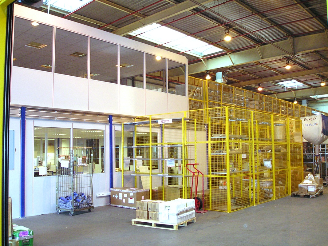 Configuration d'une mezzanine industrielle en R+1 avec vitrage maximum