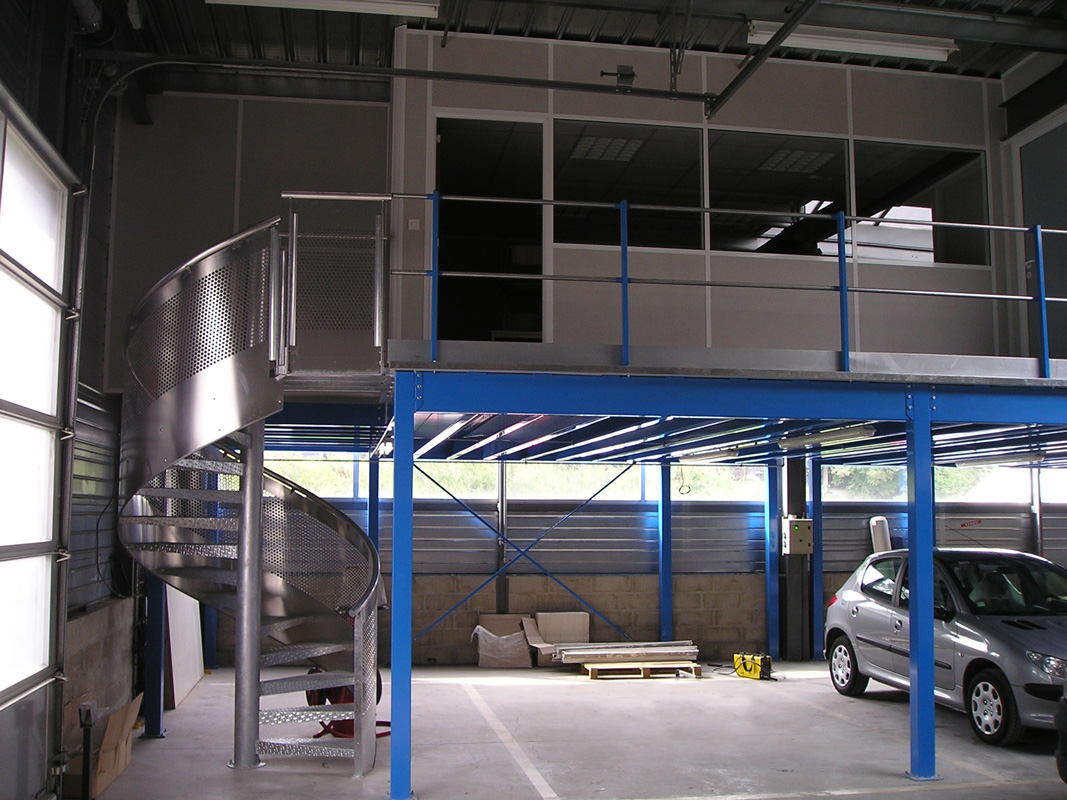 Exemple d'escalier d'accès en colimaçon pour mezzanine industrielle en entrepôt