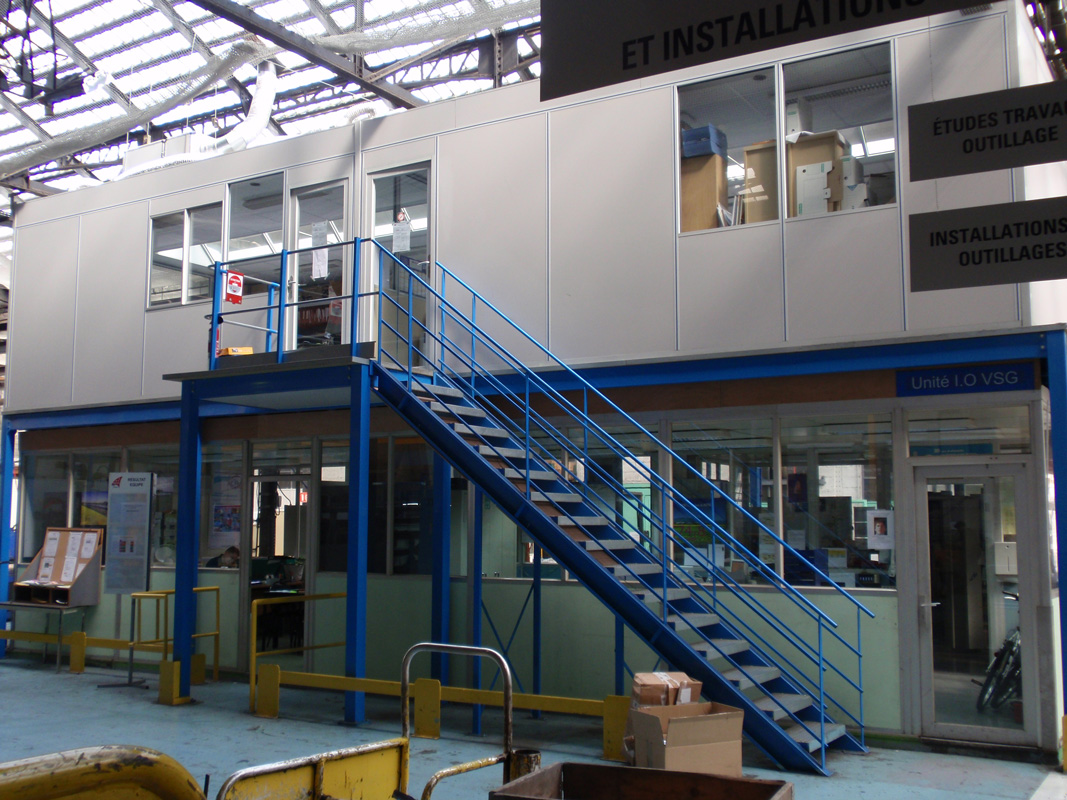 Exemple d'escalier d'accès droit pour mezzanine industrielle en entrepôt