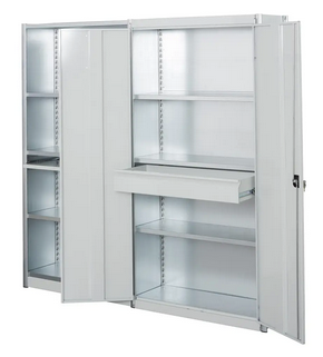 rayonnage industriel avec étagères et portes battantes