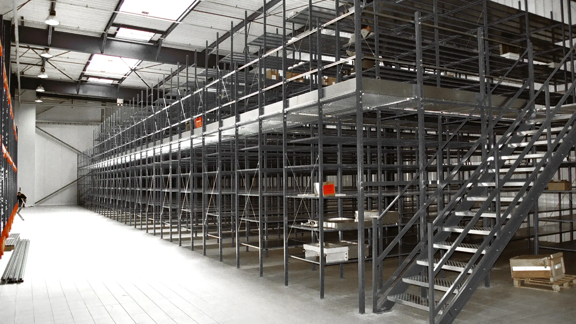 rayonnage industriel pour charge mi-lourde sur plusieurs niveau