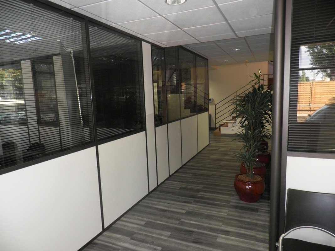 Séparateur de bureau cloisonné mi-plein mi-vitré avec store