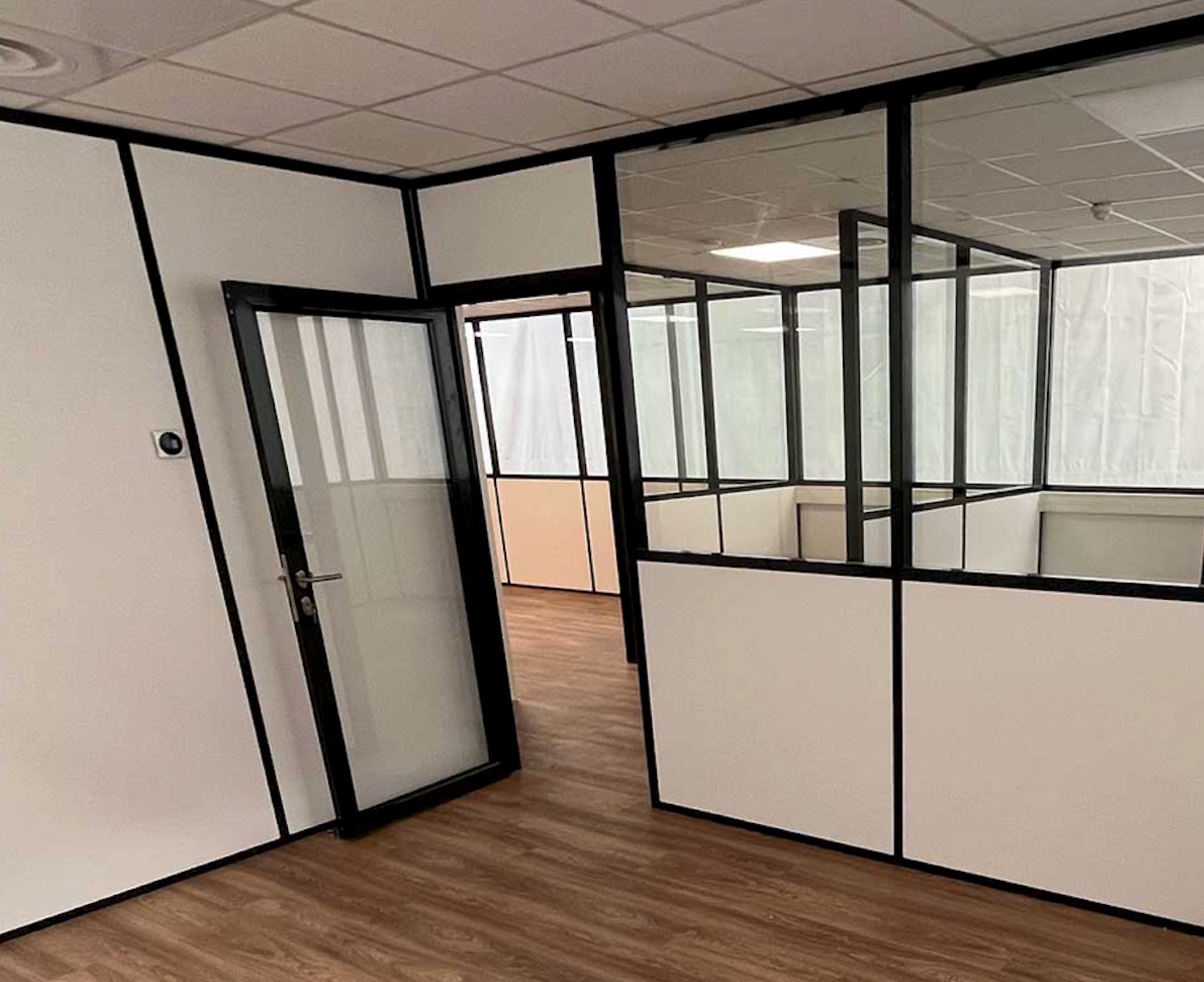 cloisons de bureaux modulables vitrées ou pleines