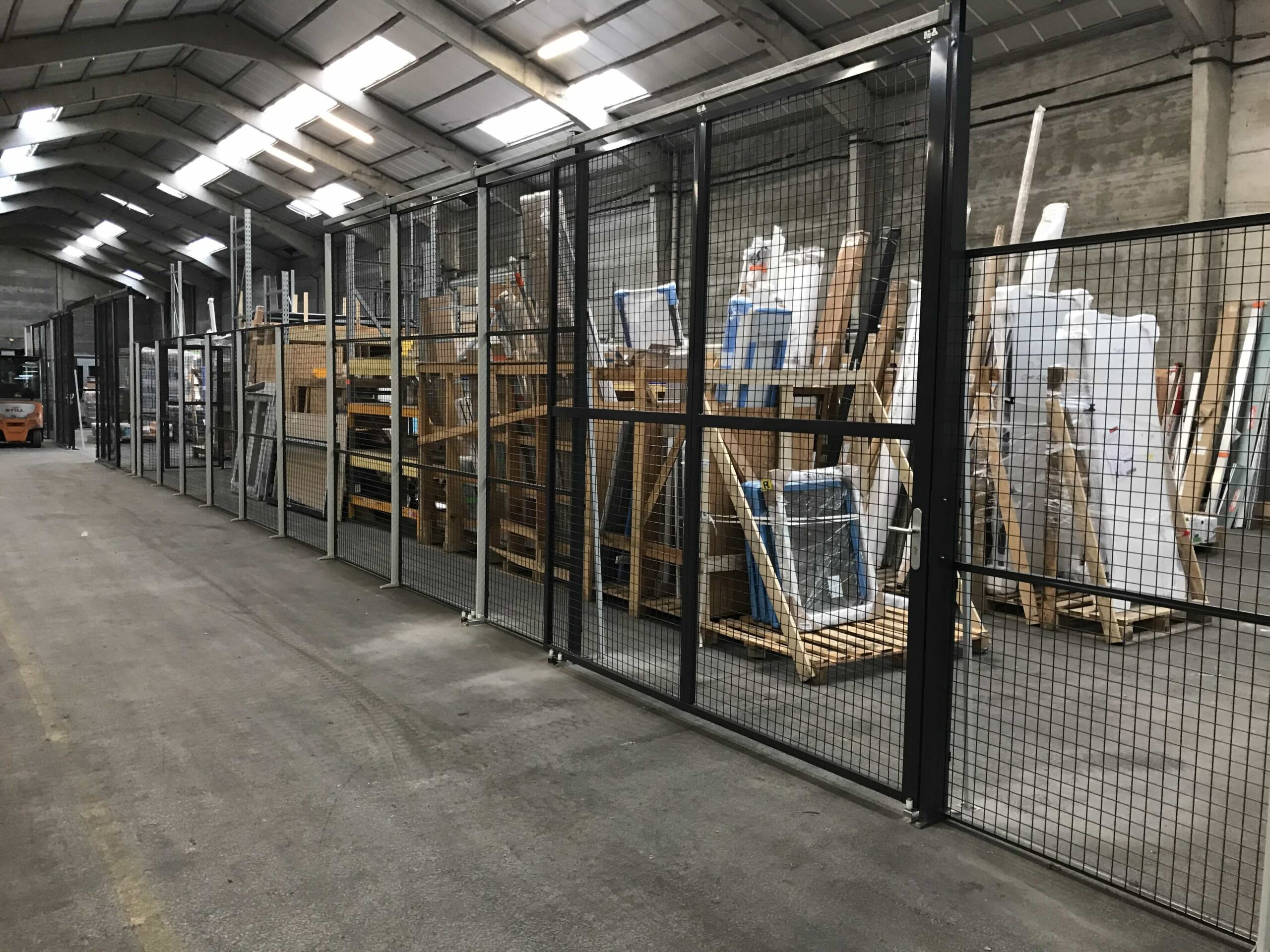 zone de stockage avec cloisons grillagées